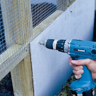 Diy hønsehus: Eternitpladerne graves ned Diy hønsehus: Eternitpladerne graves ned